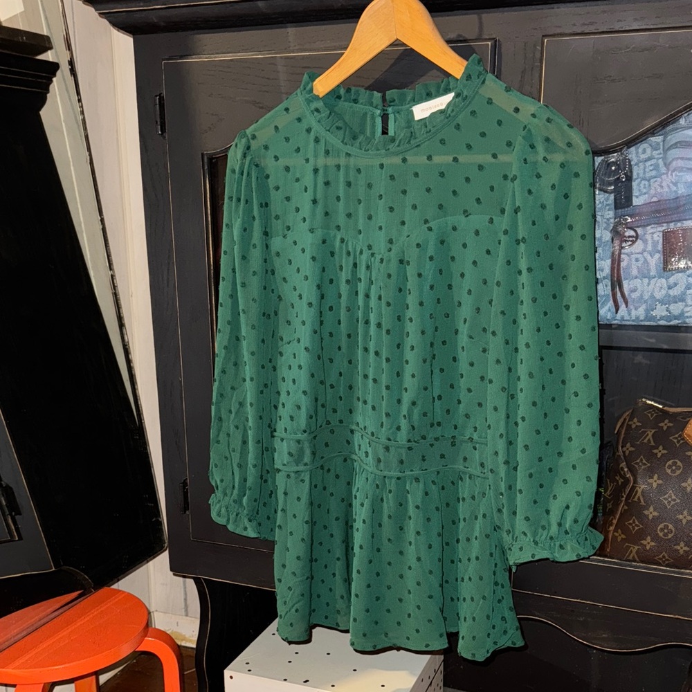 💚🖤💚⚫️Monteau Green Polka Dot Blouse